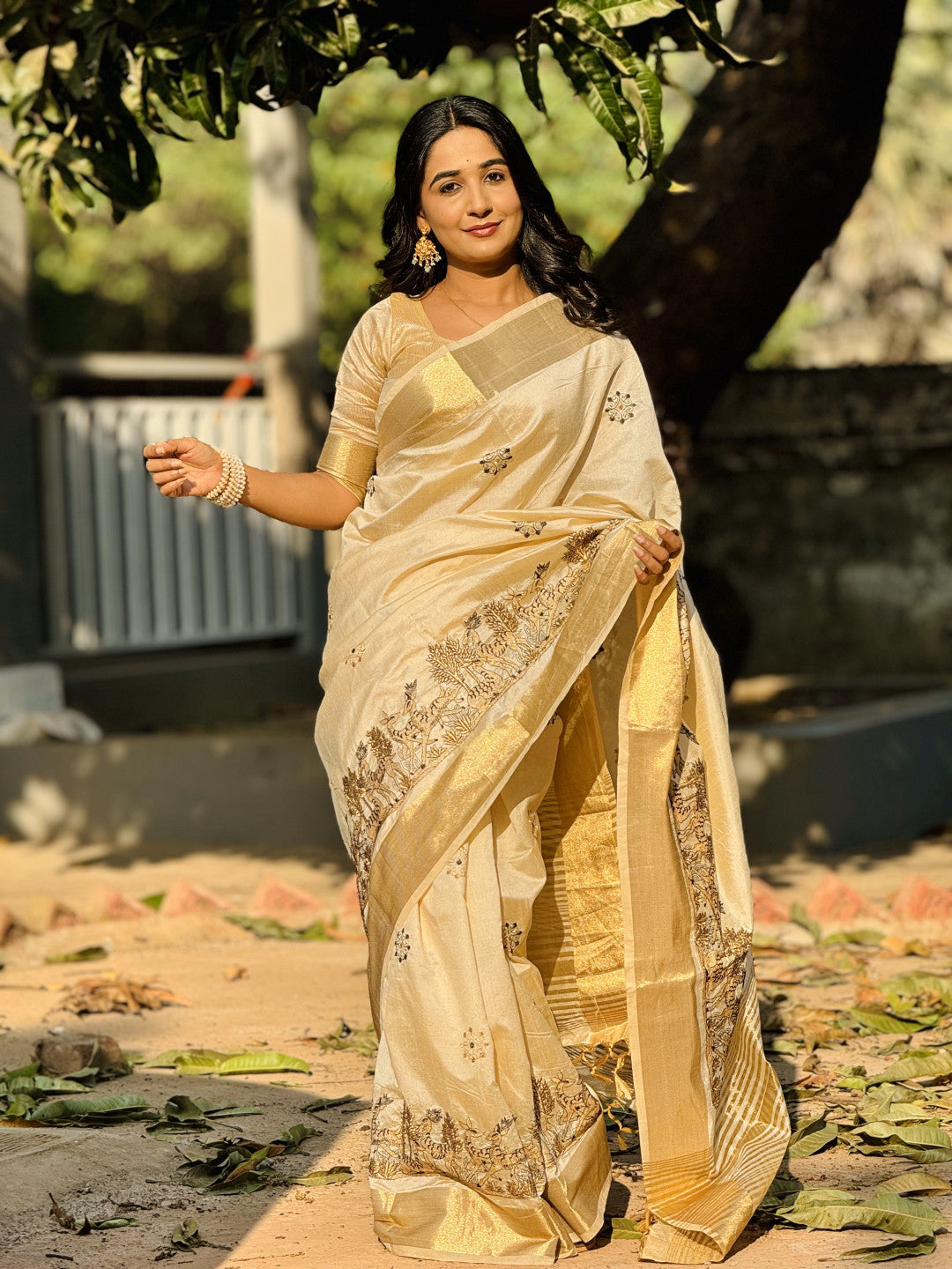 Off White Color Soft Tussar Silk Saree With Thread Embroidery Work And Zari Broder
