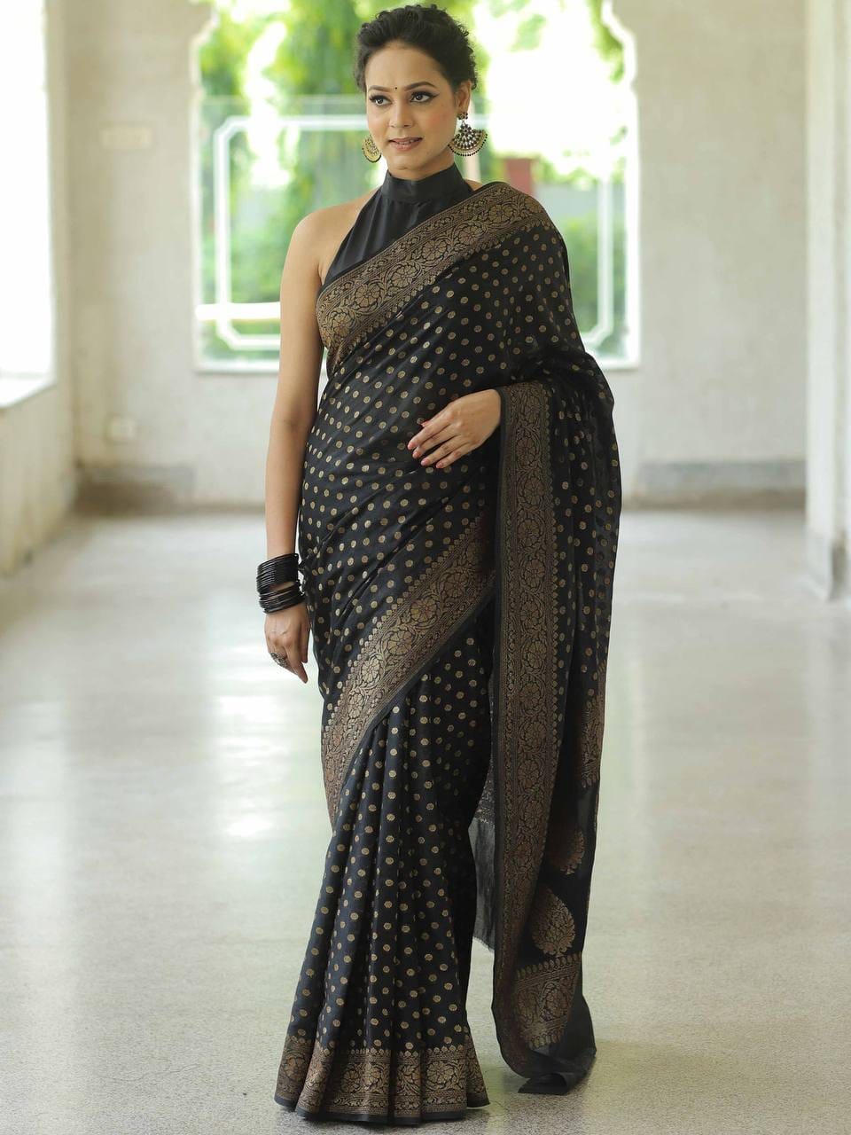 Banarasi Lichi Silk Saree With Jacquard Weaving Work