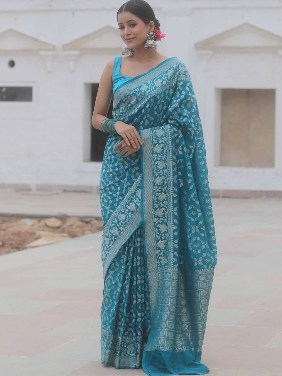 Banarasi Lichi Silk Saree With Jacquard Weaving Work